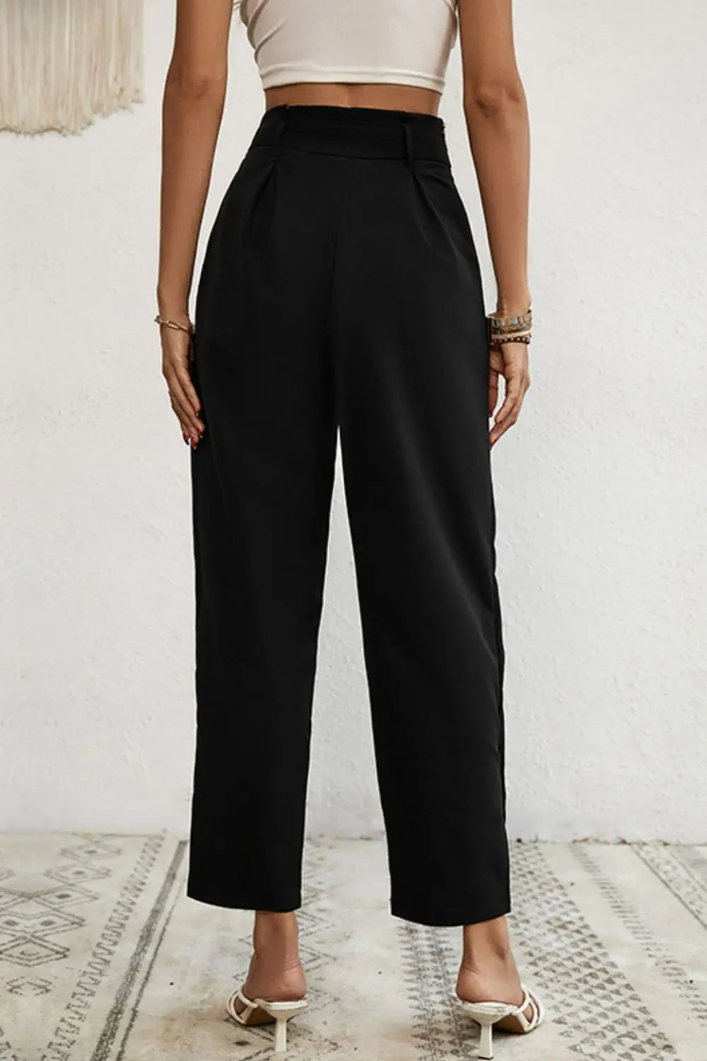 Buttoned tie-waist cropped pants detail
