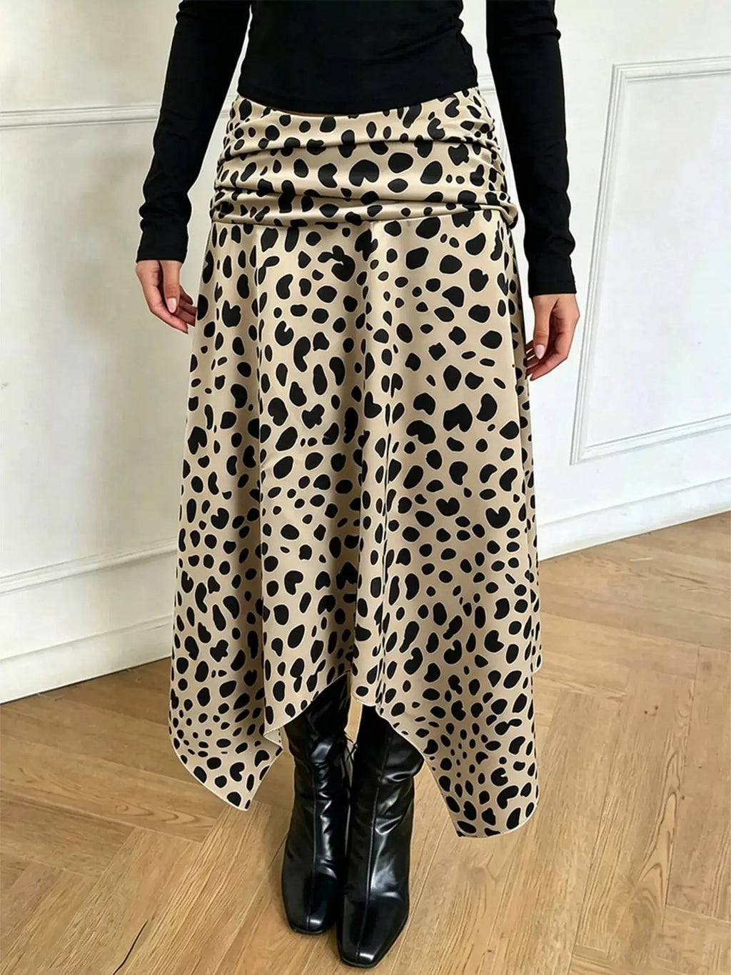 Leopard print midi skirt detail