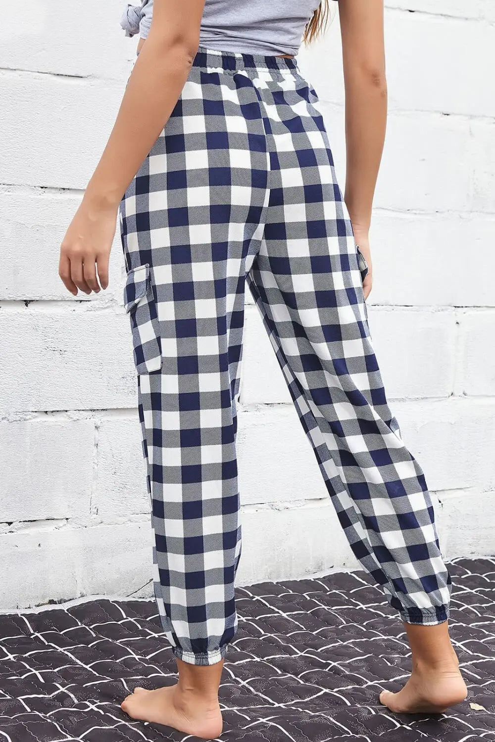Plaid cargo pants detail