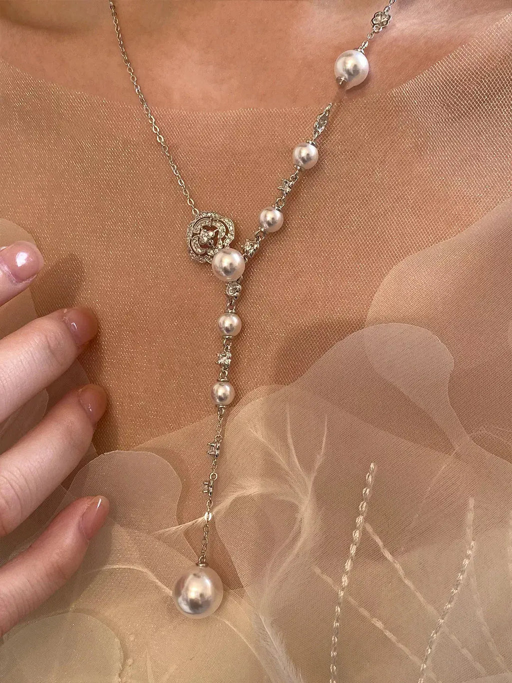 Pearl flower Y-necklace from Vicsxox on display