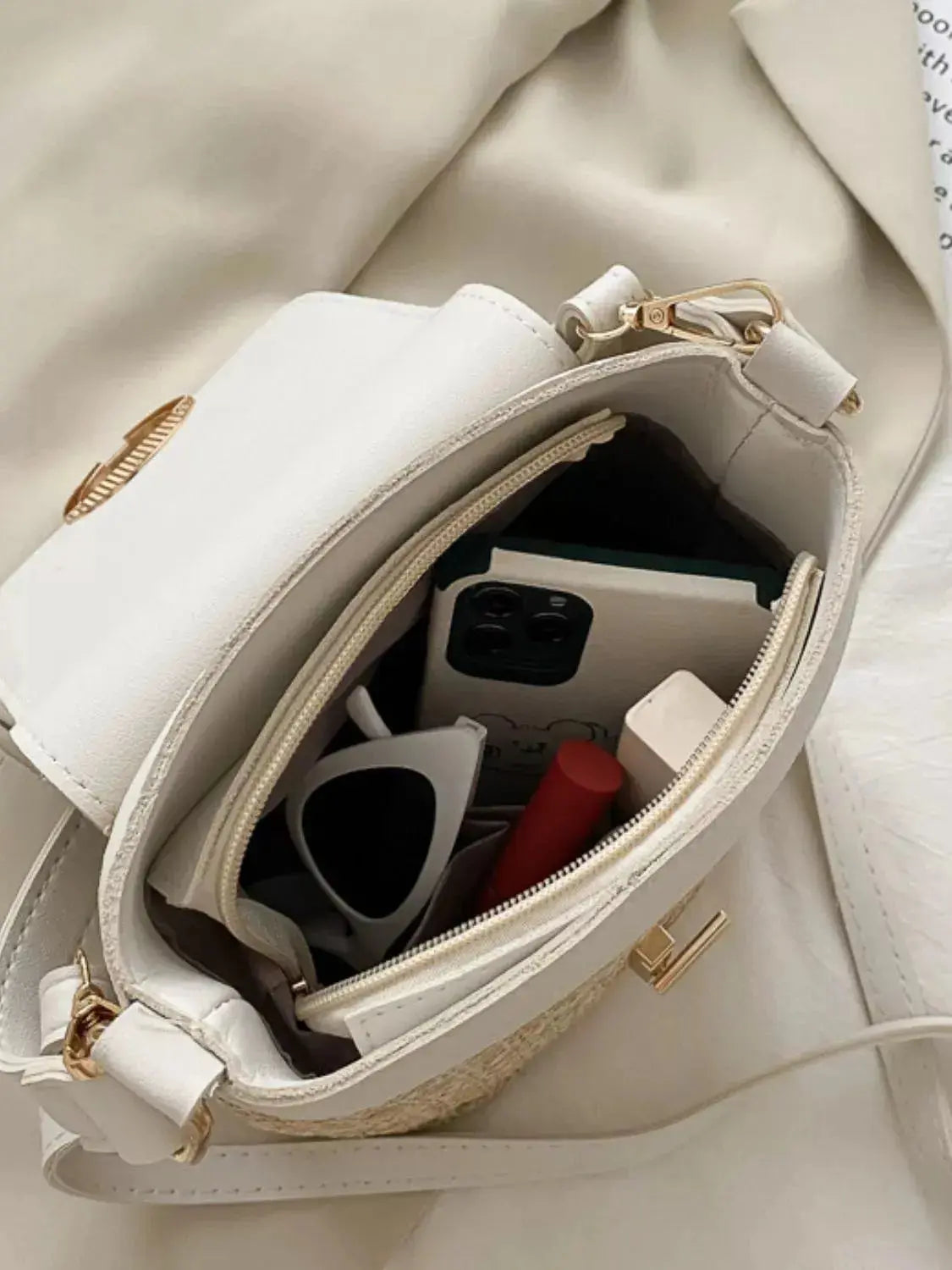 Woven straw crossbody bag with leather flap, front view Vicsxox.com 