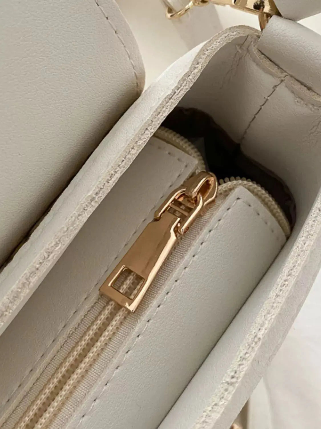 Woven straw crossbody bag with leather flap, front view Vicsxox.com 