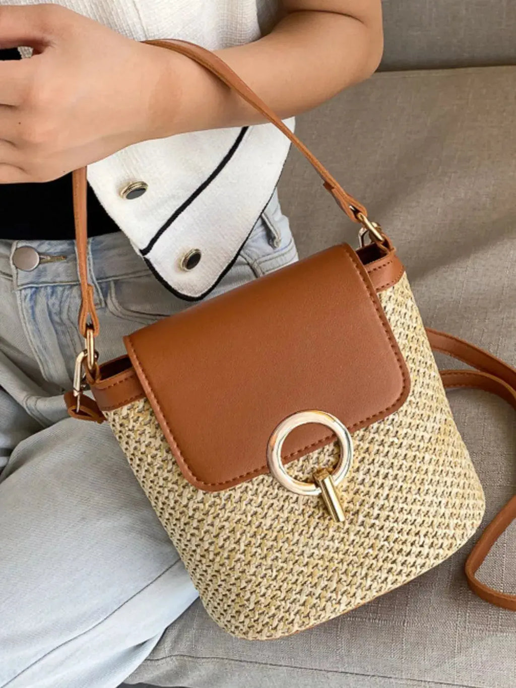 Woven straw crossbody bag with leather flap, front view Vicsxox.com 