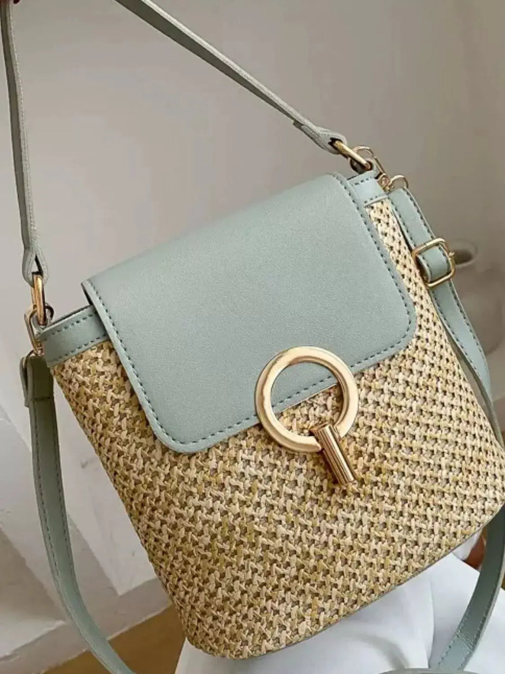 Woven straw crossbody bag with leather flap, front view Vicsxox.com 