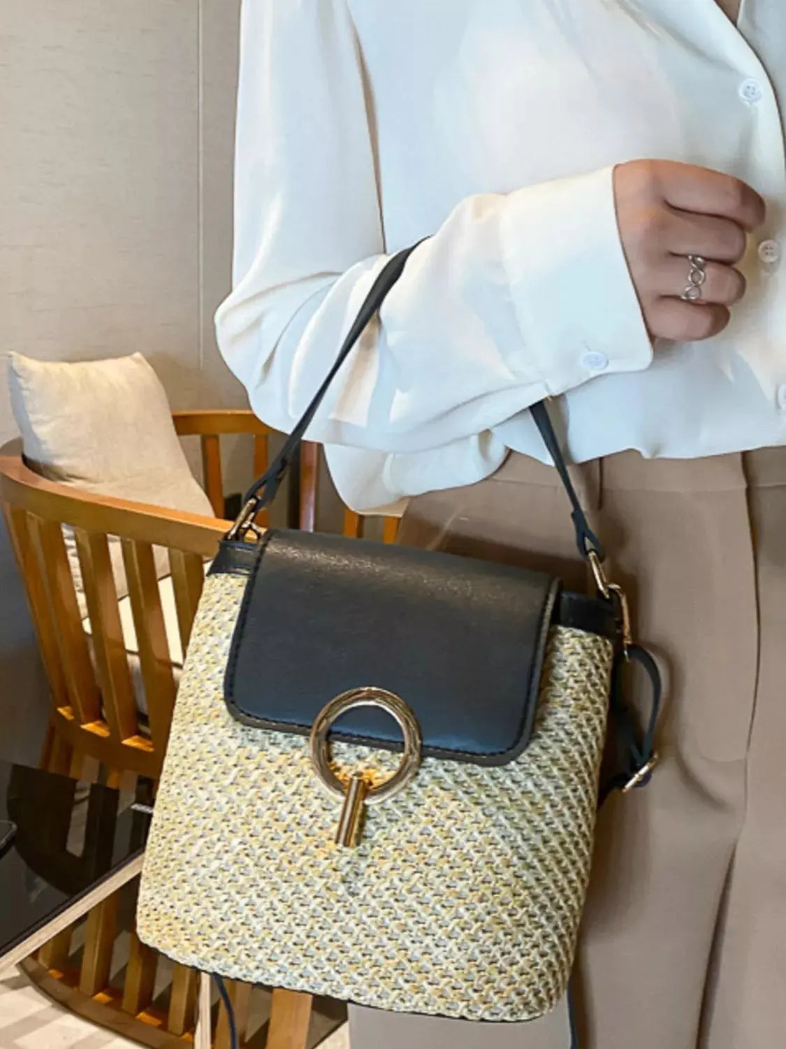 Woven straw crossbody bag with leather flap, front view Vicsxox.com 