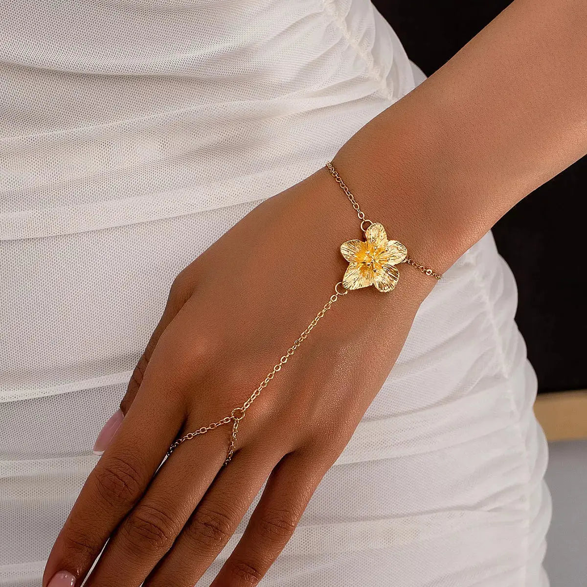 18K gold-plated chain flower bracelet from Vicsxox