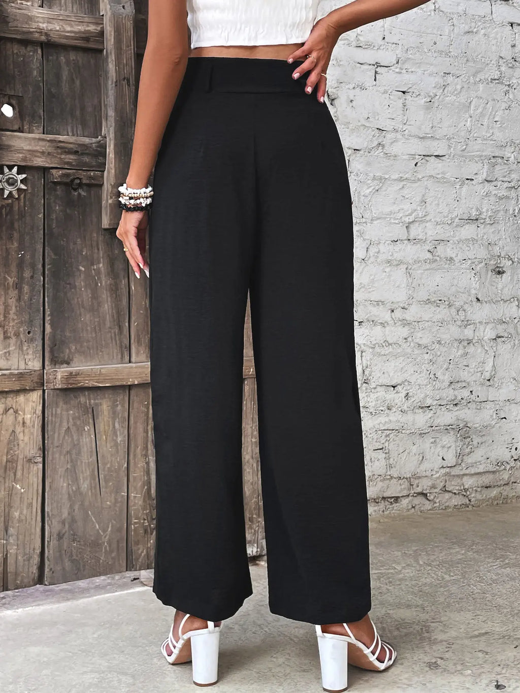 Ruched straight leg pants detail